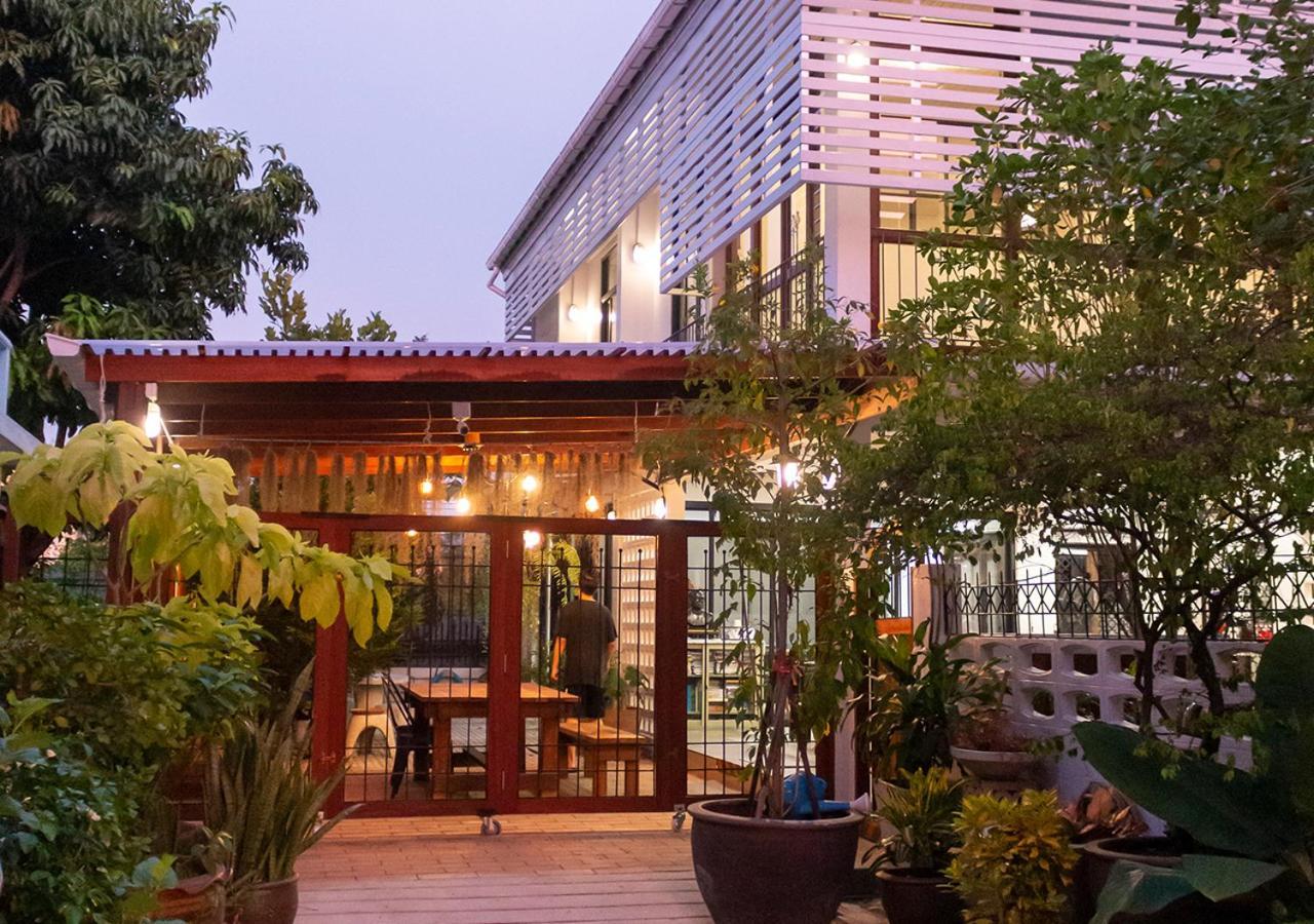 Ostello Liaw Base House Bangkok Esterno foto